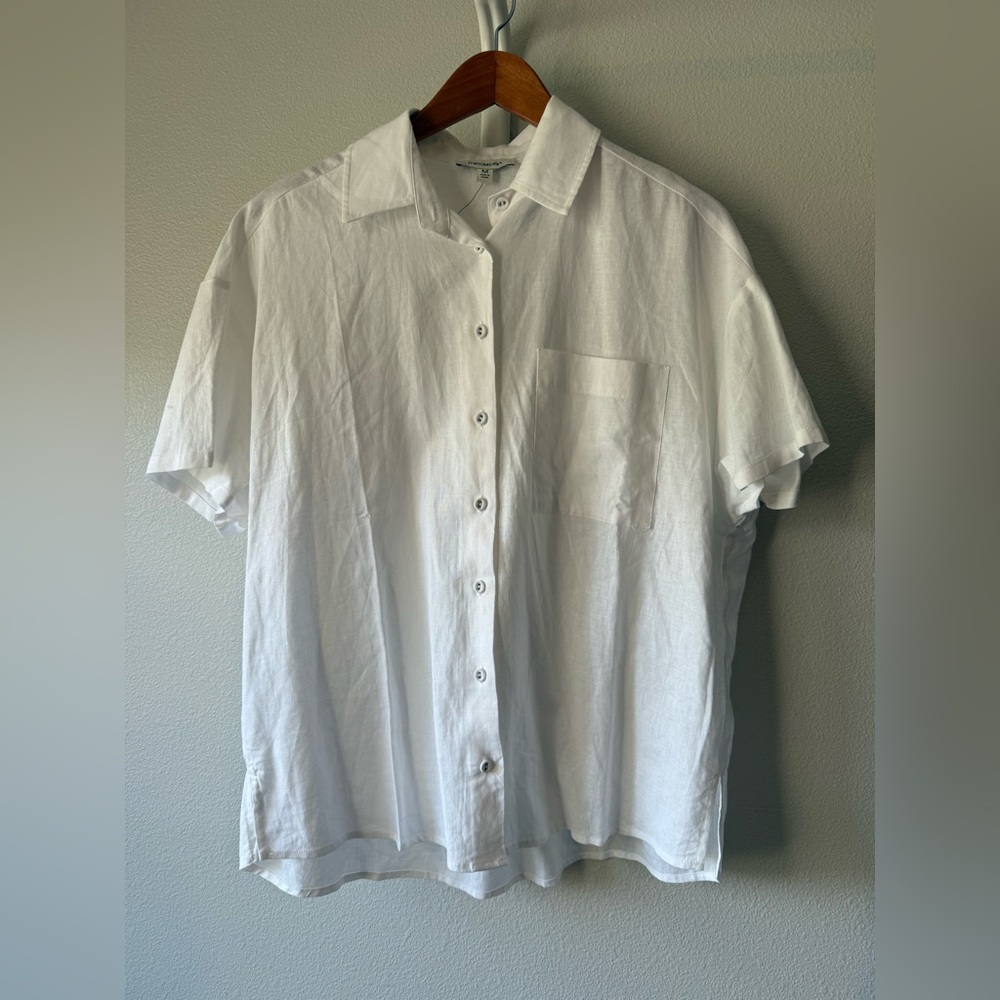 Francesca's Collections White linen Button-Up Shirt
